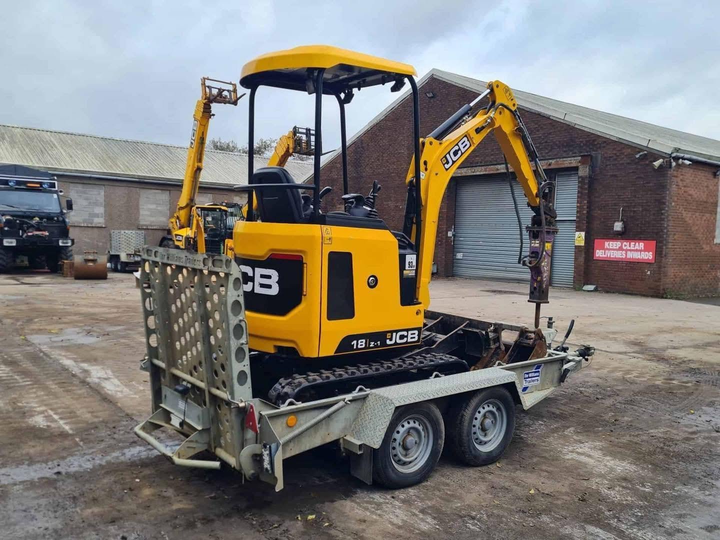 711348935_970616622239053_7130035713112843148_n.jpg Mini Excavadora JCB 18Z 1,8 T + Remolque Ifor Williams - Imagen 1