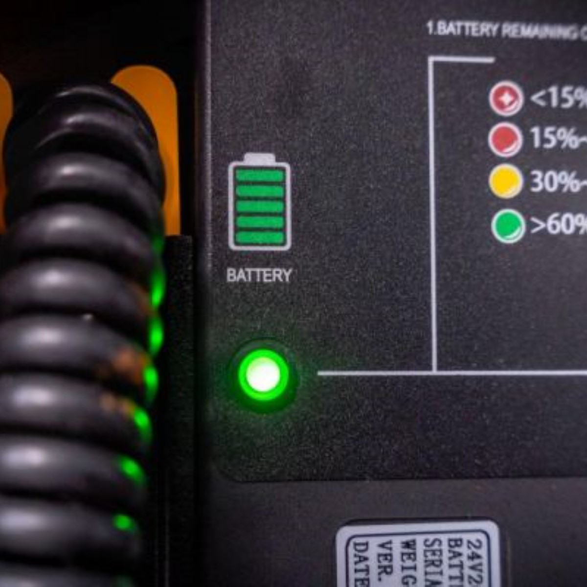 Transpaleta eléctrica 1500 kg con batería de litio y cargador - Imagen 8