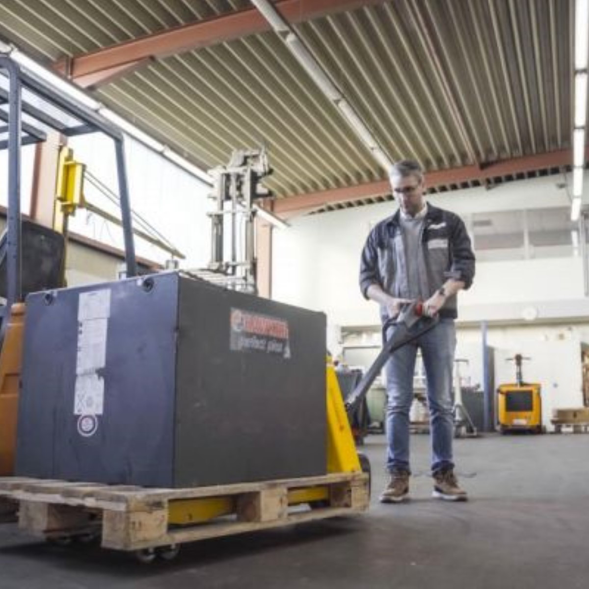 Transpaleta eléctrica 1500 kg con batería de litio y cargador - Imagen 11