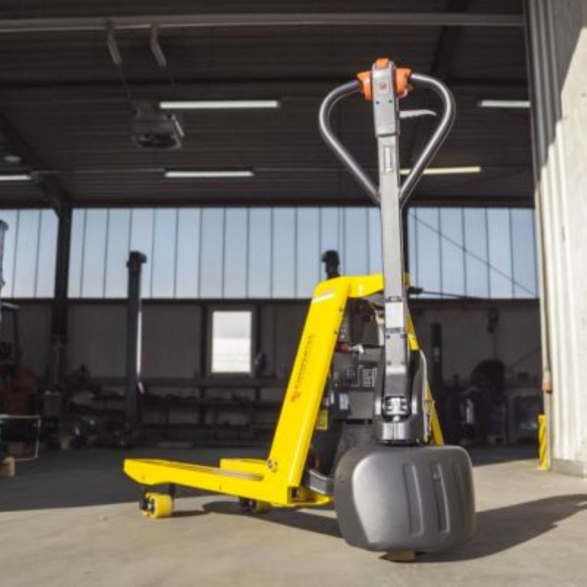 Transpaleta eléctrica 1500 kg con batería de litio y cargador - Imagen 10